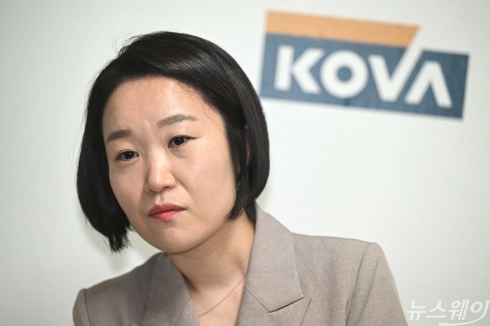 이소영 중소벤처기업부 장관 후보자가 10일 오전 서울 구로구 벤처기업협회에서 열린 창업·벤처 분야 협·단체 간담회를 마친 뒤 취재진의 질문을 경청하고 있다. 사진=강민석 기자
