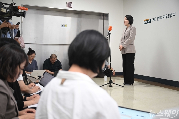 이소영 중소벤처기업부 장관 후보자가 10일 오전 서울 구로구 벤처기업협회에서 열린 창업·벤처 분야 협·단체 간담회를 마친 뒤 취재진의 질문에 답변을 하고 있다. 사진=강민석 기자