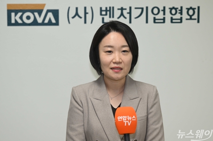 이소영 중소벤처기업부 장관 후보자가 10일 오전 서울 구로구 벤처기업협회에서 열린 창업·벤처 분야 협·단체 간담회를 마친 뒤 취재진의 질문에 답변을 하고 있다. 사진=강민석 기자