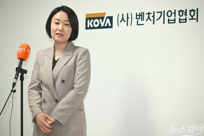 이소영 중소벤처기업부 장관 후보자가 10일 오전 서울 구로구 벤처기업협회에서 열린 창업·벤처 분야 협·단체 간담회를 마친 뒤 취재진의 질문에 답변을 하고 있다. 사진=강민석 기자