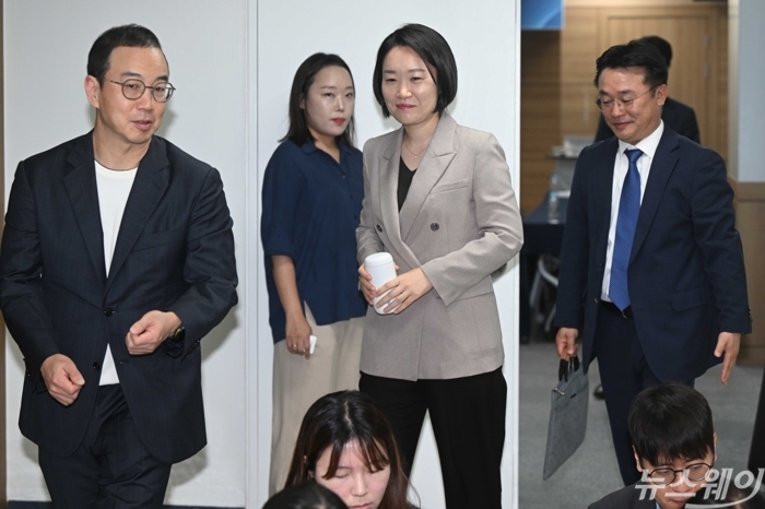 이소영 중소벤처기업부 장관 후보자가 10일 오전 서울 구로구 벤처기업협회에서 열린 창업·벤처 분야 협·단체 간담회를 마친 뒤 송병준 벤처기업협회장의 배웅을 받고 있다. 사진=강민석 기자