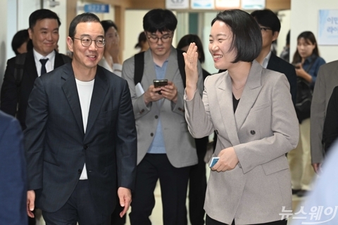 송병준 벤처협회장 배웅 받는 이소영 중기장관 후보자