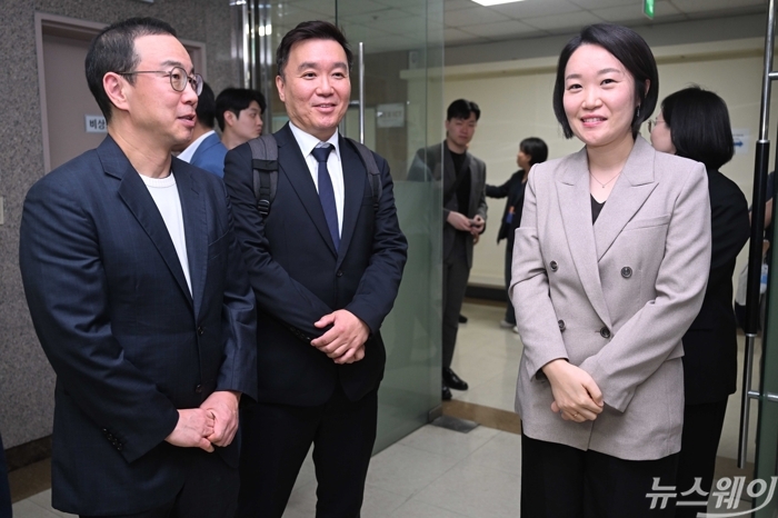 (오른쪽)이소영 중소벤처기업부 장관 후보자가 10일 오전 서울 구로구 벤처기업협회에서 열린 창업·벤처 분야 협·단체 간담회를 마친 뒤 송병준 벤처기업협회장의 배웅을 받으며 대화하고 있다. 사진=강민석 기자