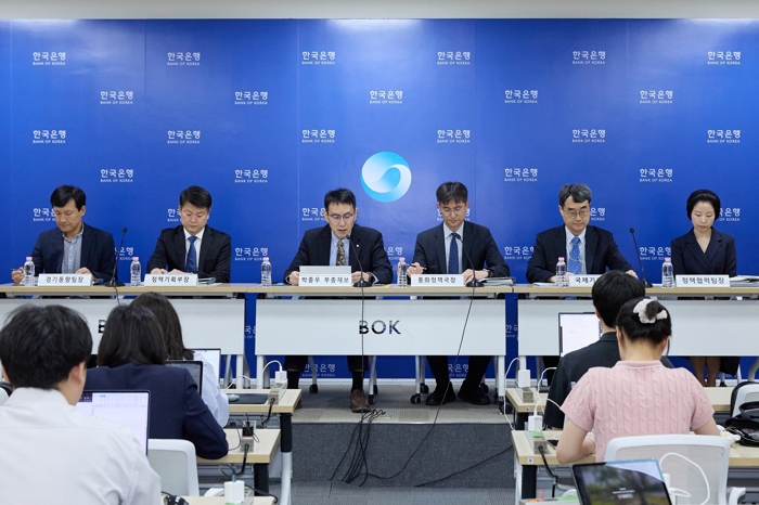'반도체 착시'에 갇힌 韓 경제··· 소득 폭증, 통화정책 핵심 변수로