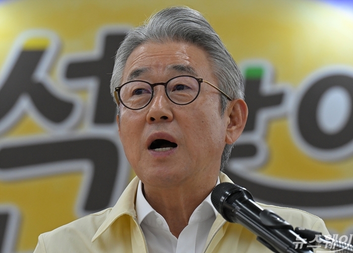 강호동 농협중앙회장이 10일 서울 서초구 하나로마트 양재점에서 열린 추석맞이 할인대전에서 인사말을 하고 있다. 사진=이수길 기자