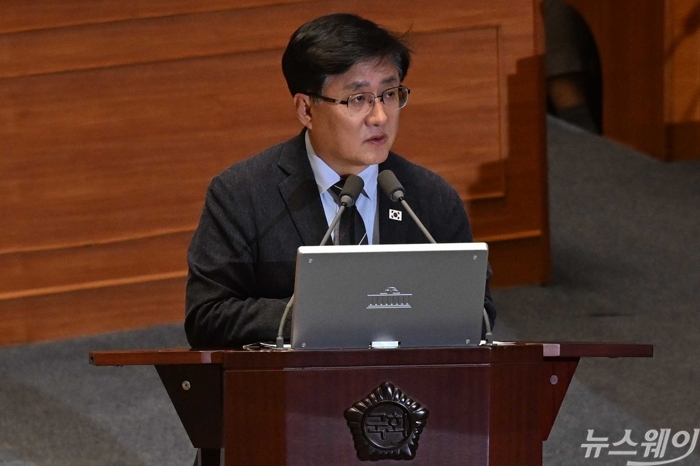 김성환 기후에너지환경부 장관이 11일 오후 서울 여의도 국회에서 열린 제439회 국회(정기회) 제7차 본회의 경제 분야 대정부질문에서 정진욱 더불어민주당 의원의 질의에 답변하고 있다. 사진=강민석 기자
