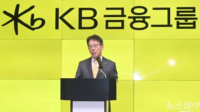 이재근 KB금융 차기 회장 최종 후보자가 14일 오전 서울 여의도 KB국민은행 신관에 출근하며 소감을 전하고 있다. 사진=강민석 기자