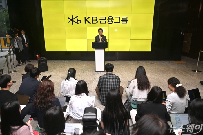 이재근 KB금융 차기 회장 최종 후보자가 14일 오전 서울 여의도 KB국민은행 신관에 출근하며 취재진의 질문에 답변하고 있다. 사진=강민석 기자