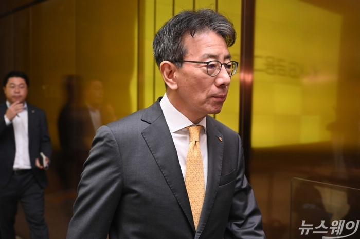이재근 KB금융 차기 회장 최종 후보자가 14일 오전 서울 여의도 KB국민은행 신관에서 소감을 밝힌 후 사무실로 출근하고 있다. 사진=강민석 기자