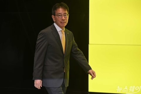 출근길 향하는 이재근 KB금융 차기 회장 최종 후보자