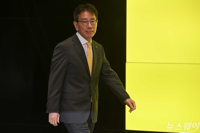 이재근 KB금융 차기 회장 최종 후보자가 14일 오전 서울 여의도 KB국민은행 신관에 출근하고 있다. 사진=강민석 기자