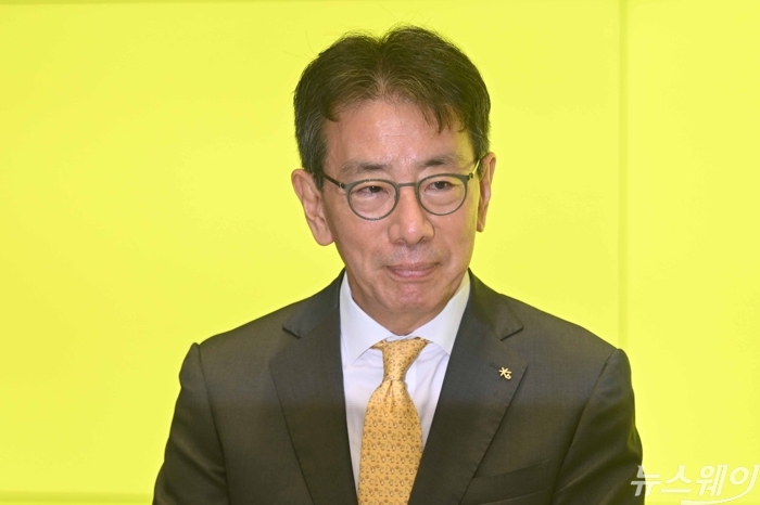 이재근 KB금융 차기 회장 최종 후보자가 14일 오전 서울 여의도 KB국민은행 신관에 출근하며 미소를 짓고 있다. 사진=강민석 기자