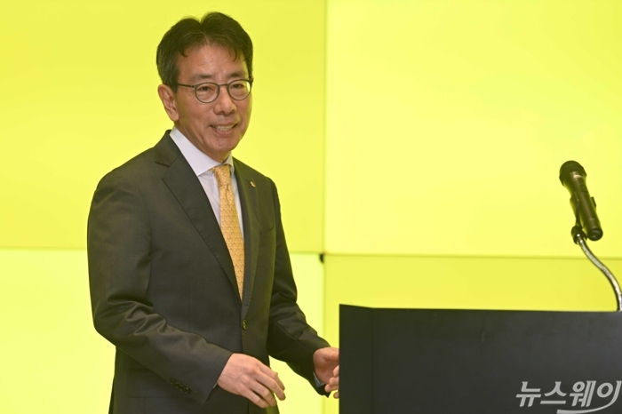이재근 KB금융 차기 회장 최종 후보자가 14일 오전 서울 여의도 KB국민은행 신관에서 도어스테핑을 하기 위해 미소를 머금고 발언대로 향하고 있다. 사진=강민석 기자
