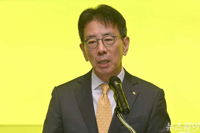 이재근 KB금융 차기 회장 최종 후보자가 14일 오전 서울 여의도 KB국민은행 신관에서 도어스테핑을 하고 있다. 사진=강민석 기자