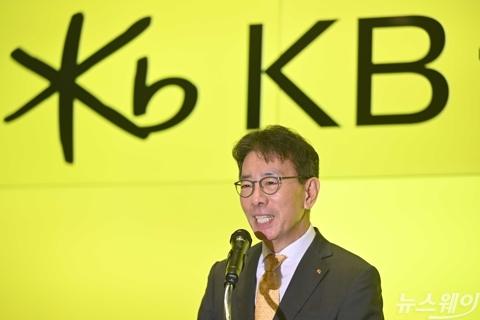 밝은 미소로 소감 밝히는 이재근 KB금융 차기 회장 최종 후보자