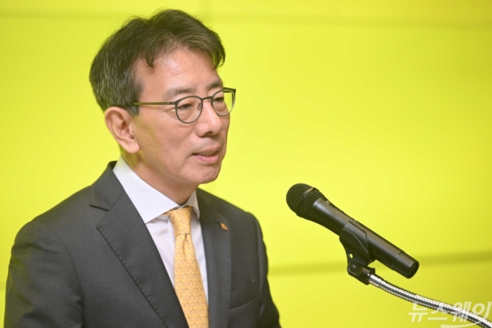 이재근 KB금융 차기 회장 최종 후보자가 취재진의 질문에 답변하고 있다. 사진=강민석 기자
