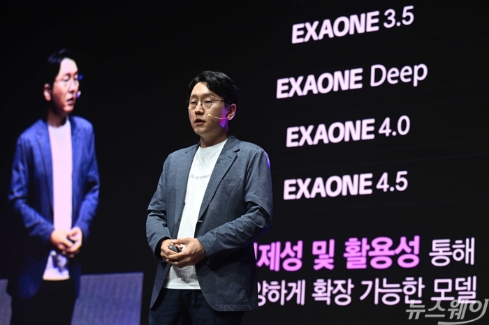 임우형 LG AI연구원 공동 연구원장이 14일 오전 서울 강서구 LG사이언스파크 ISC동에서 열린 'LG AI 토크 콘서트 2026'에서 기조연설을 하고 있다. 사진=강민석 기자