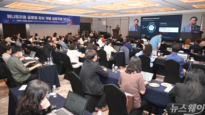 조원동 페니트리움바이오사이언스 회장이 14일 오후 서울 강남구 그랜드 인터컨티넨탈 파르나스에서 열린 '2026 페니트리움 글로벌 임상 심포지엄'에서 개회사를 하고 있다. 사진=강민석 기자