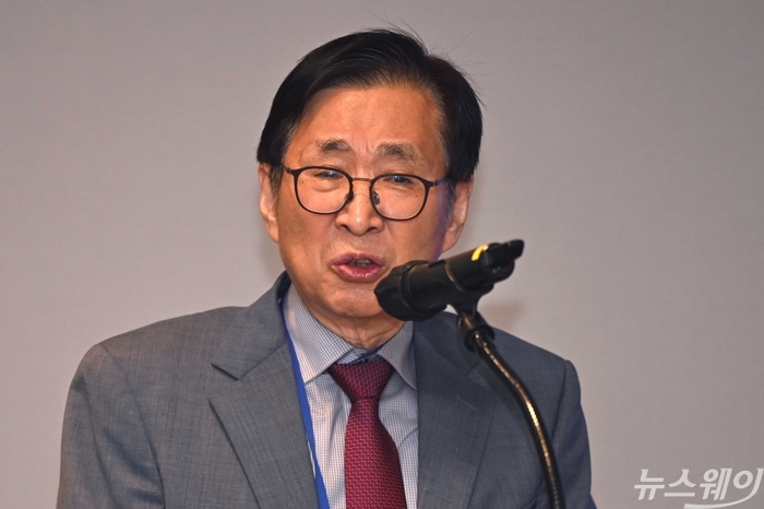 조원동 페니트리움바이오사이언스 회장이 14일 오후 서울 강남구 그랜드 인터컨티넨탈 파르나스에서 열린 '2026 페니트리움 글로벌 임상 심포지엄'에서 개회사를 하고 있다. 사진=강민석 기자