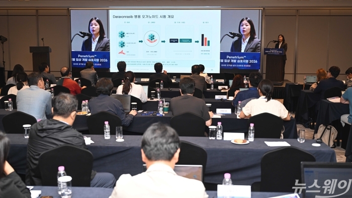 장수화 페니트리움바이오사이언스 연구기획 이사가 14일 오후 서울 강남구 그랜드 인터컨티넨탈 파르나스에서 열린 '2026 페니트리움 글로벌 임상 심포지엄'에서 '가짜내성 극복의 New Evidence : 다락손라십과의 병용 오가노이드 실험' 주제를 발표하고 있다. 사진=강민석 기자