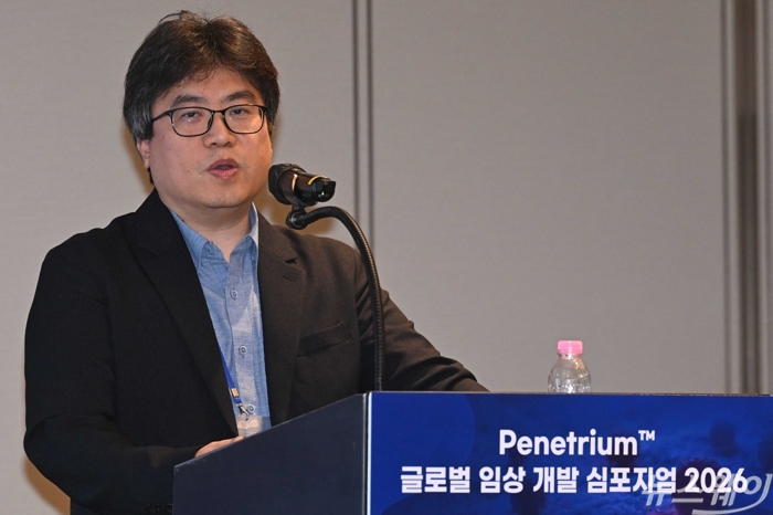 진근우 페니트리움바이오사이언스 공동대표이사 겸 연구책임자가 14일 오후 서울 강남구 그랜드 인터컨티넨탈 파르나스에서 열린 '2026 페니트리움 글로벌 임상 심포지엄'에서 '페니트리움 연구 결과 및 임상적 의미'라는 주제를 발표하고 있다. 사진=강민석 기자