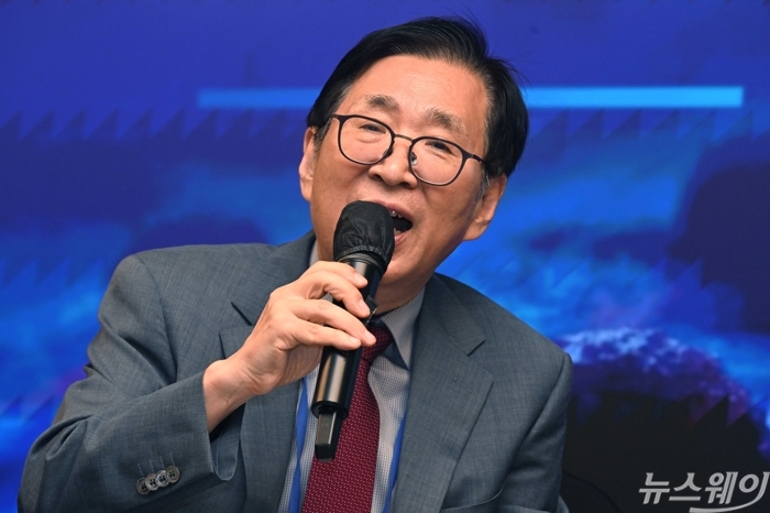 좌장을 맡은 조원동 페니트리움바이오사이언스 회장이 14일 오후 서울 강남구 그랜드 인터컨티넨탈 파르나스에서 열린 '2026 페니트리움 글로벌 임상 심포지엄'에서 발언하고 있다. 사진=강민석 기자