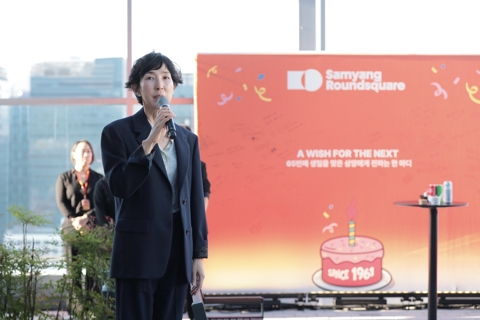 맥주 잔 든 김정수 삼양식품 회장··· 창립 65주년 기념 행사 '권위' 빼고 스킨십