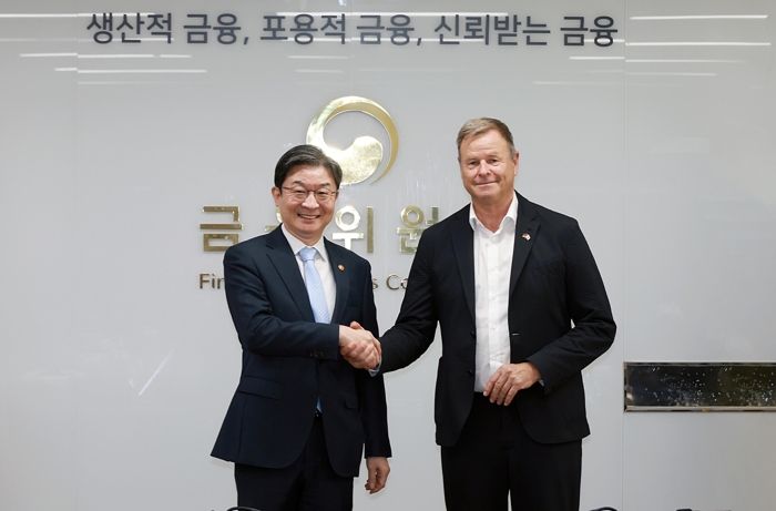 이억원 금융위원장이 15일 오후 서울 종로구 정부서울청사에서 독일 연방하원 재정위원회(Finance Committee) 크리스티안 괴르케(Christian Görke) 위원장을 비롯한 하원의원 7명과 한·독 금융시장·정책 동향 공유 및 양국 금융협력 강화 등 논의했다. 사진=금융위원회