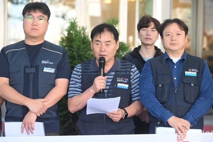 고기석 공공운수노조 수석부위원장이 16일 오전 서울 용산구 LG유플러스 용산사옥 앞에서 열린 '원청교섭 무력화 노노갈등 조장 대체인력모집 LG유플러스 규탄' 기자회견에서 발언하고 있다. 사진=강민석 기자