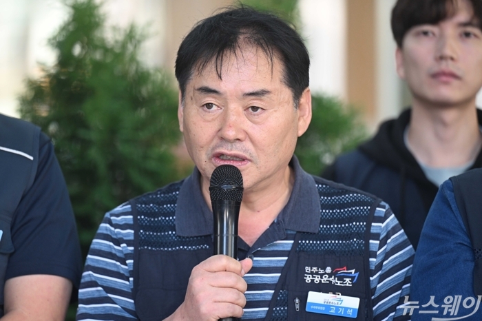 고기석 공공운수노조 수석부위원장이 16일 오전 서울 용산구 LG유플러스 용산사옥 앞에서 열린 '원청교섭 무력화 노노갈등 조장 대체인력모집 LG유플러스 규탄' 기자회견에서 발언하고 있다. 사진=강민석 기자