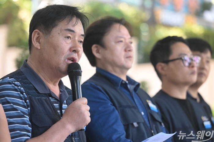 고기석 공공운수노조 수석부위원장이 16일 오전 서울 용산구 LG유플러스 용산사옥 앞에서 열린 '원청교섭 무력화 노노갈등 조장 대체인력모집 LG유플러스 규탄' 기자회견에서 발언하고 있다. 사진=강민석 기자