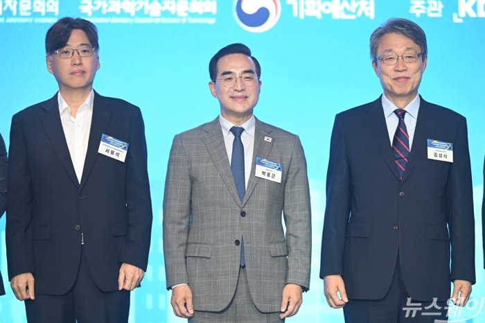 (중앙)박홍근 기획예산처 장관과 (오른쪽)김성식 국민경제자문회의 부의장을 비롯한 참석자들이 16일 오후 서울 여의도 페어몬트 앰배서더에서 열린 기획예산처·국민경제자문회의·국가과학기술자문회의 공동세미나에서 기념촬영을 하고 있다. 사진=강민석 기자