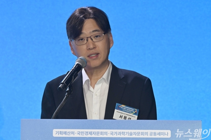 서용석 한국과학기술원 문술미래전략대학원 교수가 16일 오후 서울 여의도 페어몬트 앰배서더에서 열린 기획예산처·국민경제자문회의·국가과학기술자문회의 공동세미나에서 '청년, 첫 경험의 사다리를 놓는 과학기술 전략' 주제를 발표하고 있다. 사진=강민석 기자