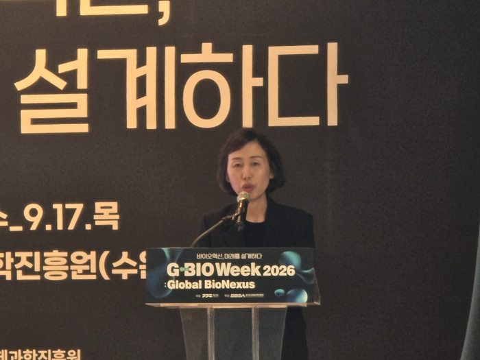 박은지 디앤디파마텍 본부장이 16일 경기도 수원 경기도경제과학진흥원 광교홀에서 열린 제8회 광교바이오헬스포럼에서 발표를 진행 중이다. 사진=이병현 기자