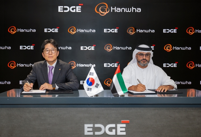 한화와 UAE 국영 최대 방산기업 에지(EDGE) 그룹이 지난 15일(현지 시간) 통합대공망 구축사업에 대한 주요조건합의서를 체결했다. 양기원 한화시스템 대표(사진 좌측)와 하마드 알 마라르(Hamad Al Marar) 에지 그룹 CEO(사진 우측). 사진=한화시스템