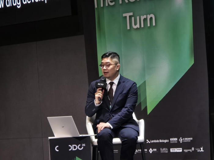 타일러 리(Tyler Lee) 케이론 부사장(VP)이 17일 경기도 성남 판교 차바이오컴플렉스에서 열린 ODC 2026에서 'AI가 이끄는 바이오테크의 미래' 세션을 진행하고 있다. 사진=이병현 기자