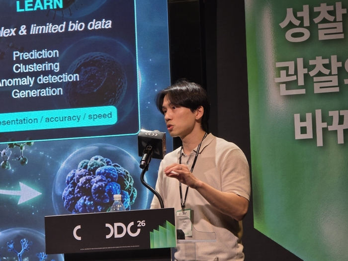 박경덕 연세대학교 응용통계학과 교수가 17일 경기도 성남 판교 차바이오컴플렉스에서 열린 ODC 2026에서 발표하고 있다. 사진=이병현 기자