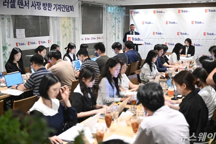 러셀 텐서 트레이더 ETF(Tradr ETFs) 사장이 17일 오후 서울 여의도 한식당 운산에서 열린 '미국 단일종목 레버리지 ETF:상품 구조와 최신 트렌드 및 전술적 투자전략 기자회견'에서 발표하고 있다. 사진=강민석 기자