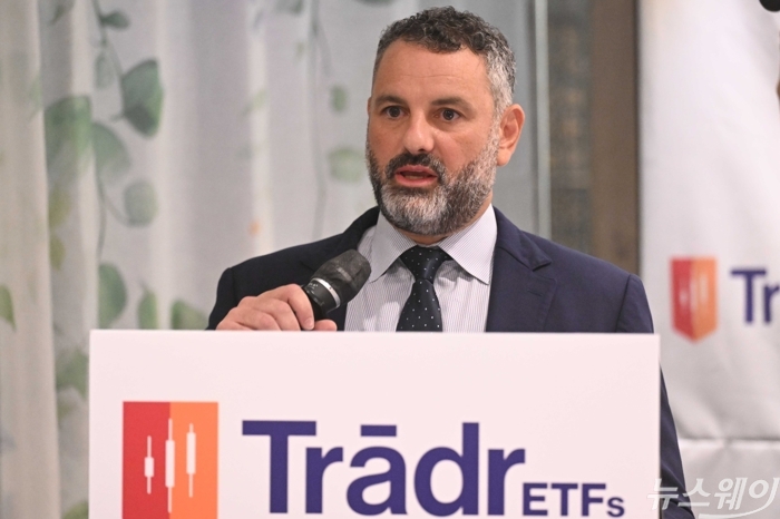 러셀 텐서 트레이더 ETF(Tradr ETFs) 사장이 17일 오후 서울 여의도 한식당 운산에서 열린 '미국 단일종목 레버리지 ETF:상품 구조와 최신 트렌드 및 전술적 투자전략 기자회견'에서 발표하고 있다. 사진=강민석 기자