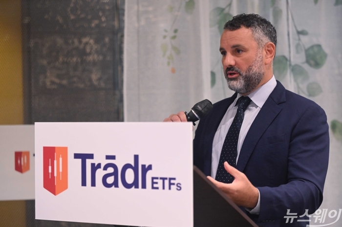 러셀 텐서 트레이더 ETF(Tradr ETFs) 사장이 17일 오후 서울 여의도 한식당 운산에서 열린 '미국 단일종목 레버리지 ETF:상품 구조와 최신 트렌드 및 전술적 투자전략 기자회견'에서 발표하고 있다. 사진=강민석 기자
