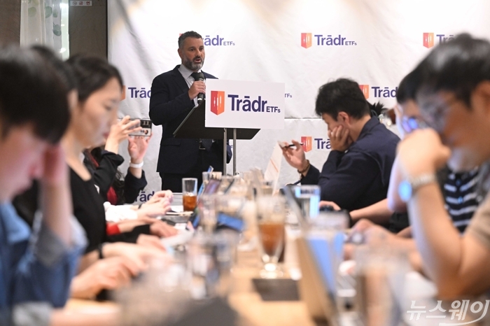 러셀 텐서 트레이더 ETF(Tradr ETFs) 사장이 17일 오후 서울 여의도 한식당 운산에서 열린 '미국 단일종목 레버리지 ETF:상품 구조와 최신 트렌드 및 전술적 투자전략 기자회견'에서 발표하고 있다. 사진=강민석 기자