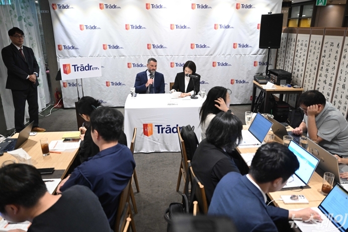 러셀 텐서 트레이더 ETF(Tradr ETFs) 사장이 17일 오후 서울 여의도 한식당 운산에서 열린 '미국 단일종목 레버리지 ETF:상품 구조와 최신 트렌드 및 전술적 투자전략 기자회견'에서 취재진의 질문에 답변을 하고 있다. 사진=강민석 기자