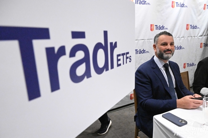 러셀 텐서 트레이더 ETF(Tradr ETFs) 사장이 17일 오후 서울 여의도 한식당 운산에서 열린 '미국 단일종목 레버리지 ETF:상품 구조와 최신 트렌드 및 전술적 투자전략 기자회견'에서 취재진의 질문을 경청하며 미소를 짓고 있다. 사진=강민석 기자