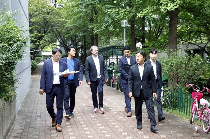 대우건설과 어반에이전시 목동8단지 담당자들이 단지를 시찰하고 있다.j. 사진=대우건설