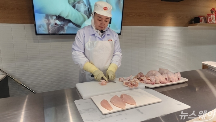 하림 관계자가 생닭 해체 후 부위별 특징을 설명하고 있다. 사진=권한일 기자