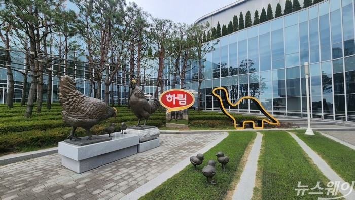 ㈜하림 익산공장(닭고기 종합처리센터) 메인 로비 앞 조형물. 사진=권한일 기자