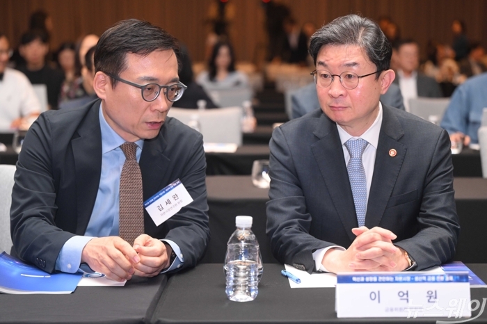(오른쪽)이억원 금융위원장과 김세완 자본시장연구원장이 18일 오전 서울 여의도 콘래드호텔에서 열린 자본시장연구원 개원 29년 기념 컨퍼런스 '혁신과 성장을 견인하는 자본시장 - 생산적 금융 전환 과제'에서 대화를 하고 있다. 사진=강민석 기자