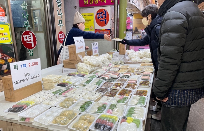 망원시장에서 시민들이 명절을 맞아 떡을 구매하고 있는 모습. 사진=김다혜 기자