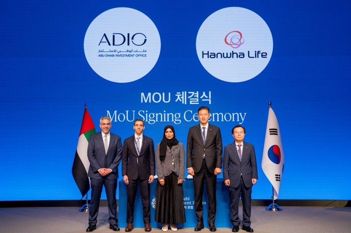 한화생명과 ADIO가 16일 열린 ADIF에서 '디지털금융 분야 협력을 위한 업무협약'을 맺고 사진 촬영을 하고 있다. 사진=한화금융