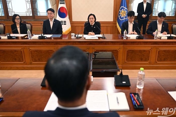 한성숙 국무총리가 21일 오전 서울 종로구 정부서울청사에서 열린 글로벌 AI 허브 추진위원회에서 모두발언하고 있다. 사진=강민석 기자